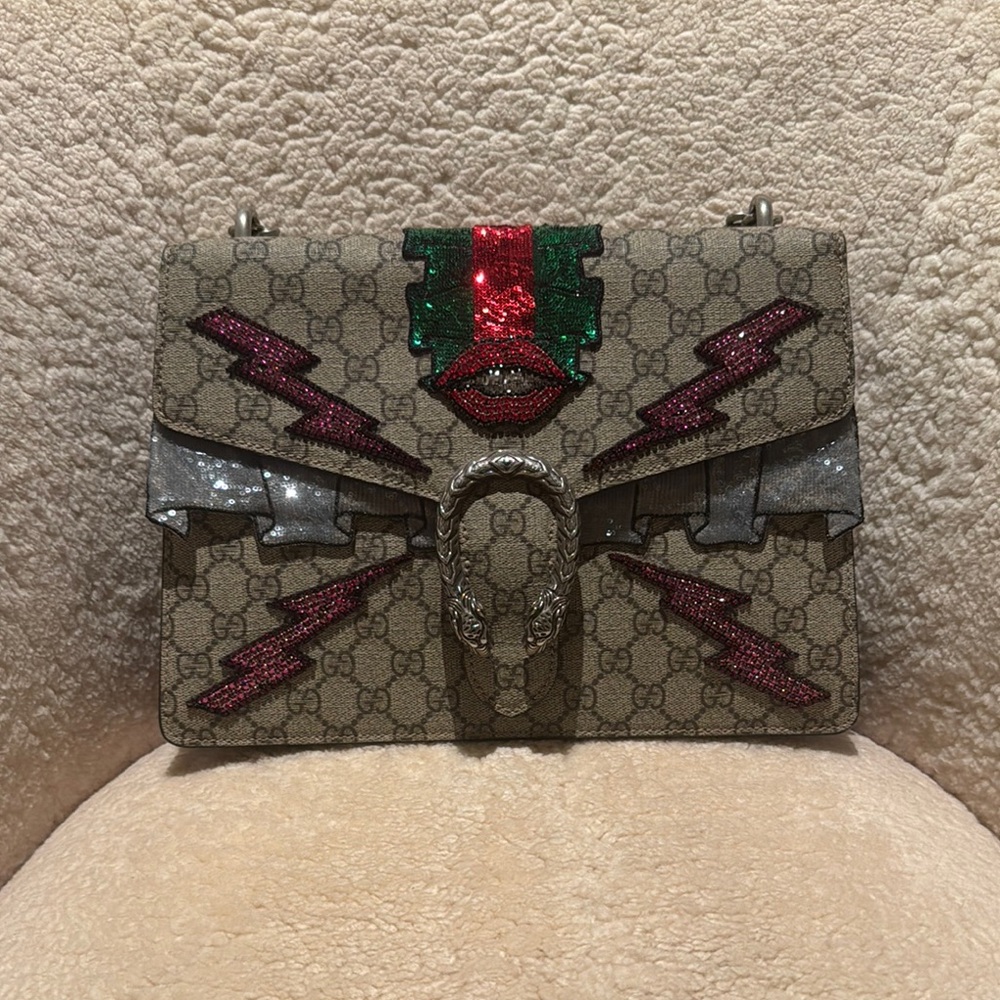 Luxurious Beige Shoulder Bag with Geometric Design and Gold Clasp